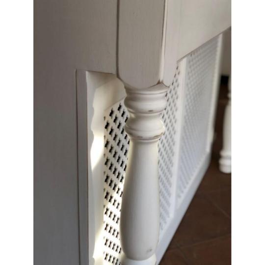 radiator takaro fa egyedi meret feher koptatott tomorfa etkezo konyha mediterran rusztikus feher polgari futes boritas takaro elem country vintage provance olasz.JPG